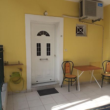 דירות קלמאטה Yellow House מראה חיצוני תמונה