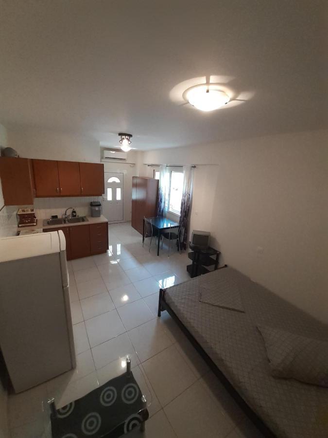 דירות קלמאטה Yellow House מראה חיצוני תמונה