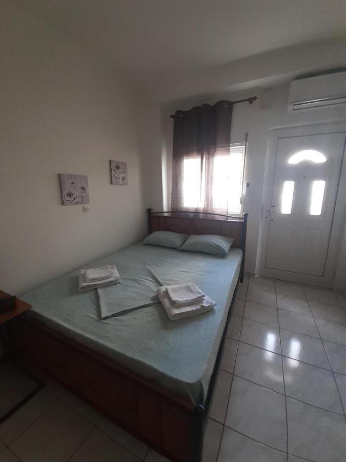 דירות קלמאטה Yellow House מראה חיצוני תמונה