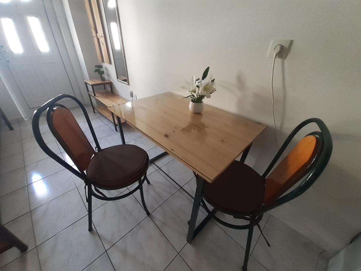 דירות קלמאטה Yellow House מראה חיצוני תמונה